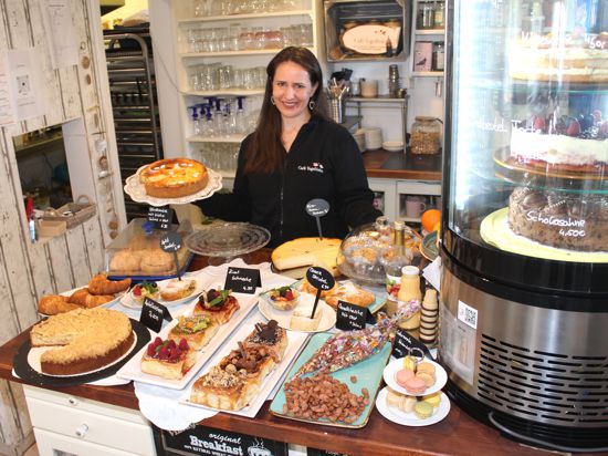Lisa Fuchs vom Café Vogelliebe im Linkenheimer Vogelpark präsentiert ihre Auswahl. Käserahmkuchen oder Windbeuteltorte zählen unter anderem zu den Favoriten der Gäste. 