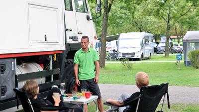Für ein Schwätzchen mit den Gästen nimmt sich Rocco Trunz auf dem Campingplatz Durlach gerne mal die Zeit. Hier mit Ines und Sandro aus dem Landkreis Aurich. Sie sind seit einigen Tagen in Karlsruhe.