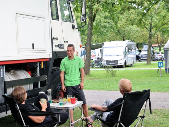 Für ein Schwätzchen mit den Gästen nimmt sich Rocco Trunz auf dem Campingplatz Durlach gerne mal die Zeit. Hier mit Ines und Sandro aus dem Landkreis Aurich. Sie sind seit einigen Tagen in Karlsruhe.