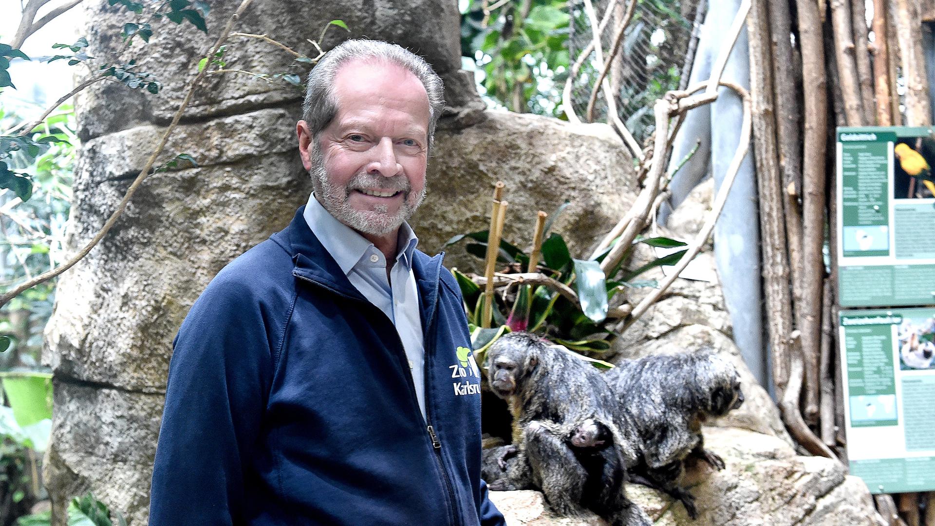 Offiziell geht Clemens Becker (hier mit Weißkopf-Sakis im Exotenhaus) zum Jahresende in den Ruhestand. Dennoch bleibt er dem Zoo erhalten, denn er ist gemeinsam mit Zoodirektor Matthias Reinschmidt Vorsitzender der überaus aktiven Artenschutzstiftung. 