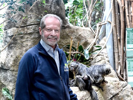 Offiziell geht Clemens Becker (hier mit Weißkopf-Sakis im Exotenhaus) zum Jahresende in den Ruhestand. Dennoch bleibt er dem Zoo erhalten, denn er ist gemeinsam mit Zoodirektor Matthias Reinschmidt Vorsitzender der überaus aktiven Artenschutzstiftung. 