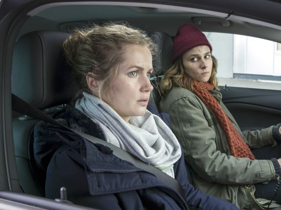 Cornelia Gröschel als „Tatort“-Kommissarin Leonie „Leo“ Winkler (links) mit ihrer Kollegin Karin Hanczewski im neuen Dresdner „Tatort: Rettung so nah“. 