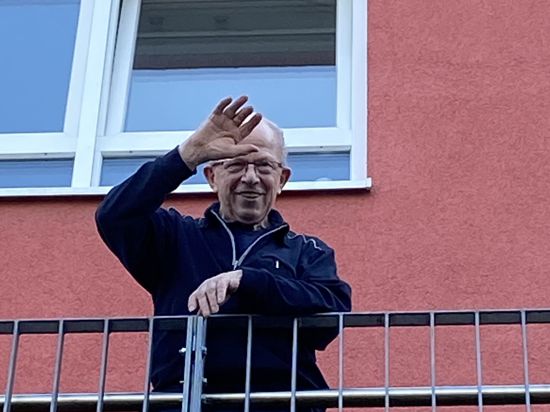 Winken statt umarmen: Franz Wenz lebt im Pflegeheim, das unter Quarantäne steht, und kann an seinem 60. Hochzeitstag seiner Frau Heide nur vom Balkon aus zuwinken.