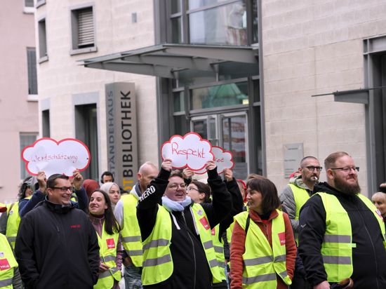 Rund 120 Kolleginnen und Kollegen von verschiedenen Handelsunternehmen waren dem Aufruf der Gewerkschaft Verdi gefolgt. Sie bekundeten vor dem Arbeitsgericht Karlsruhe ihre Solidarität mit dem gekündigten Ehepaar A. aus Waghäusel.