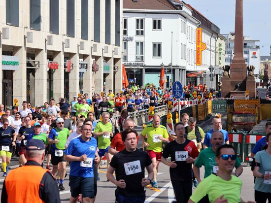 Viele Läufer sind im Sonnenschein in Karlsruhe auf der Badischen Meile unterwegs. 