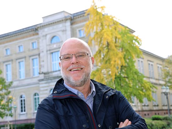 Am 19.10.2022 steht der international renommierte Ethnobotaniker Rainer Bussmann vor einem herbstlich gelb leuchtenden Ginkgo vor dem Staatlichen Naturkundemuseum Karlsruhe (SMNK) am Friedrichsplatz.