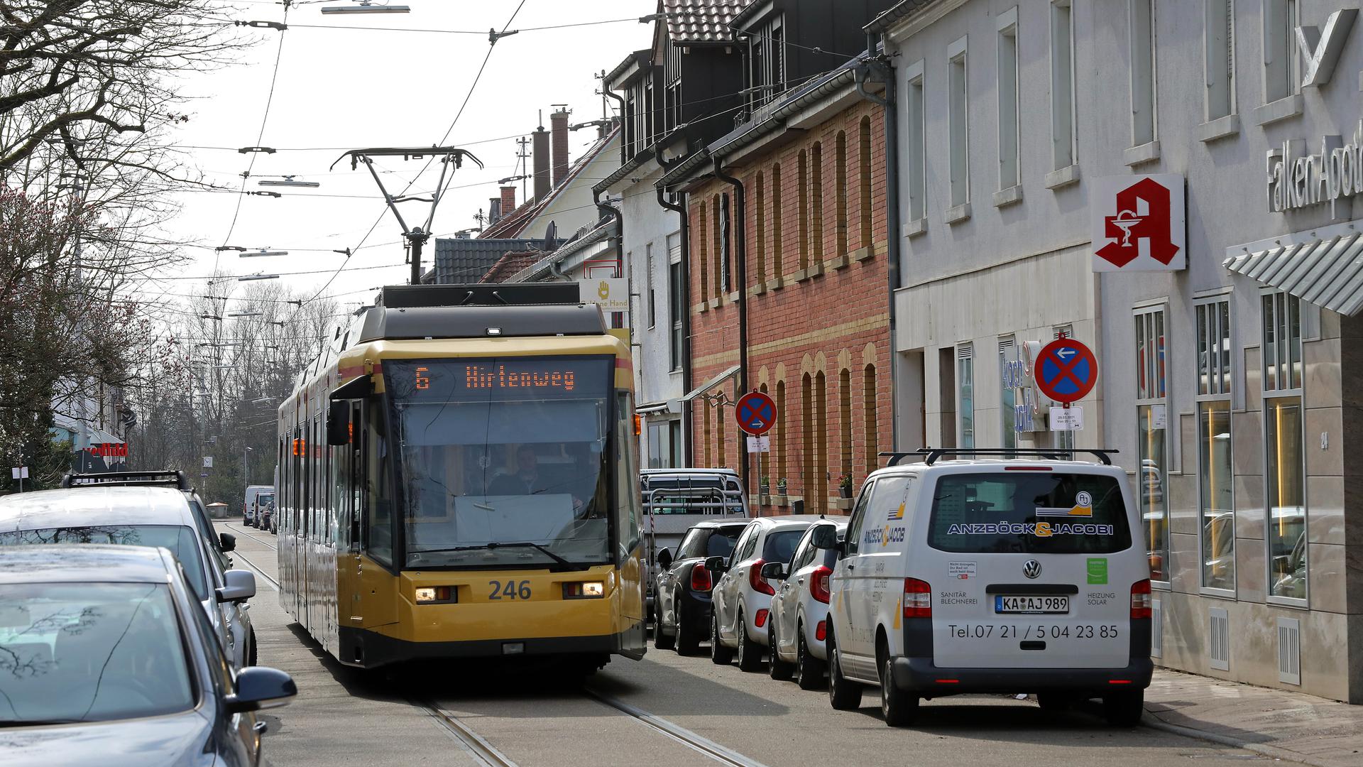 Straßenbahn Linie 6 in Karlsruhe-Daxlanden.