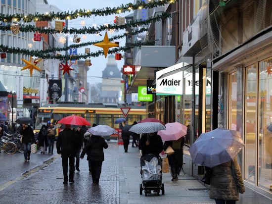 Menschen sind am zweiten Adventssamstag in der Karlsruher Innenstadt unterwegs.