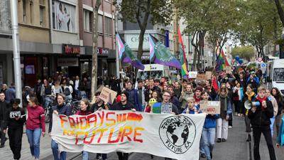 Demonstranten der Klimaschutzbewegung Fridays for Future sind auf dem Weg zum Bundesverfassungsgericht.
