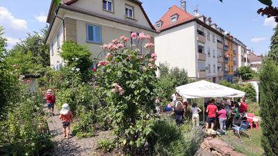 Der Garten von Sebastian und Stephanie Braun in Weiherfeld dient als Kulisse für die Pressekonferenz zum Wettbewerb „Gartenträume 2023“.
