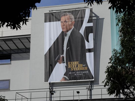 Filmplakat des neuen James Bond am Gebäude des Filmpalasts in Karlsruhe