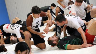Trainer Esa Muradi erklärt eine Übung im Brazilian-Jiu-Jitsu. BJJ ist eine Kombination aus Judo und Ringen.