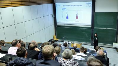 In Hörsälen am Karlsruher Institut für Technologie präsentieren die Schülerinnen und Schüler ihre Projektarbeiten.