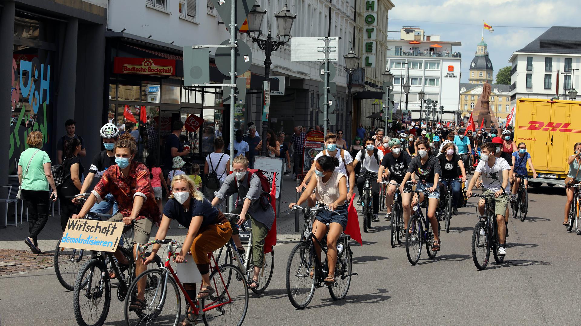 Ein Zeichen für den Klimaschutz: Das Klimakollektiv Karlsruhe veranstaltete am Samstag eine Aktion mit gemeinsamer Fahrradtour. Grund dafür waren die steigenden Preise für die Bus- und Bahntickets in Karlsruhe.