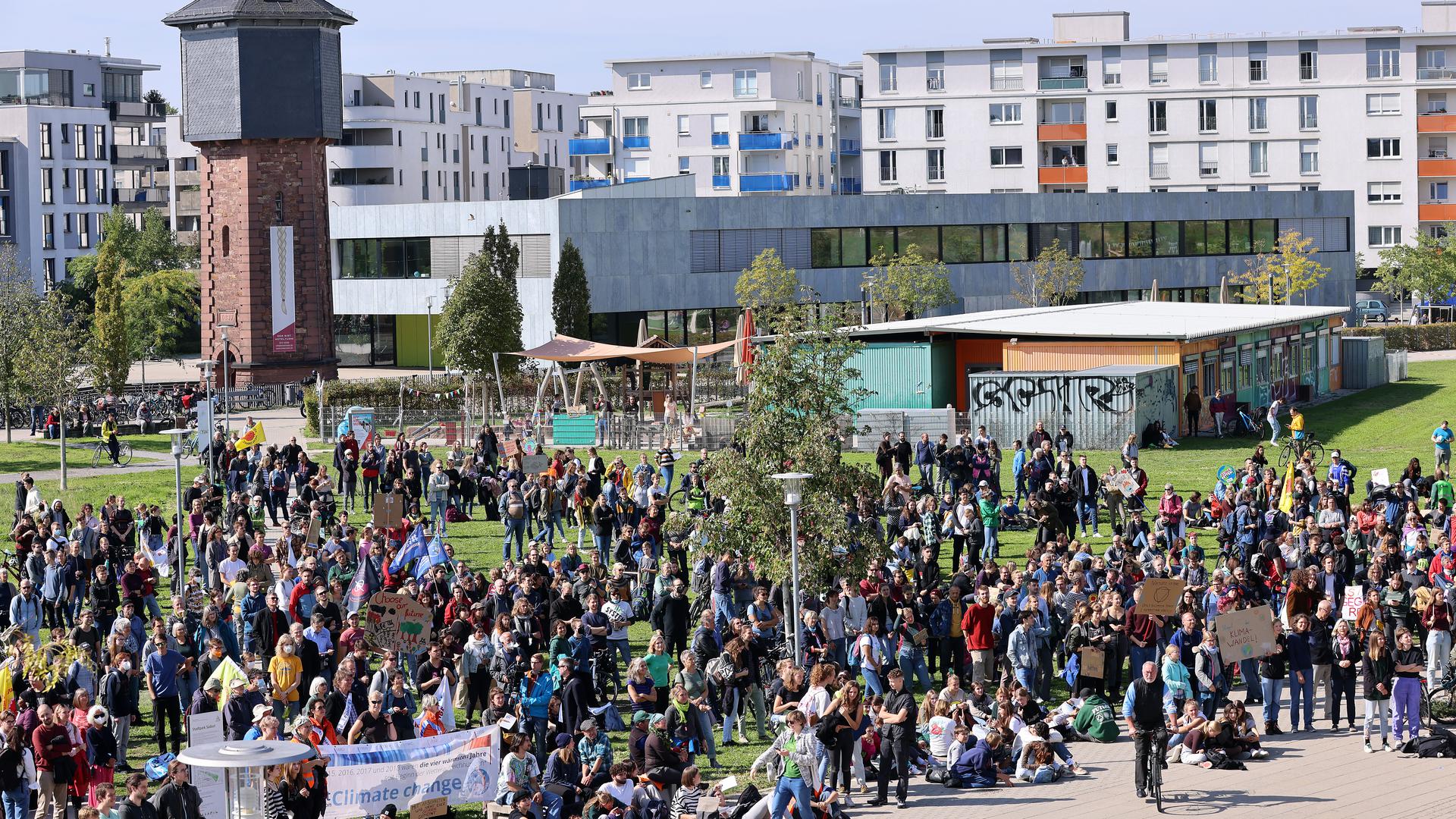 Vom Citypark geht es in Richtung Innenstadt: Schüler, Eltern und viele weitere Karlsruher ziehen am Freitag durch die Straßen. Der Globale Klimastreik ist von Fridays for Future organisiert. 