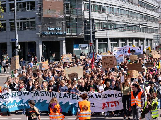 Vom Citypark geht es in Richtung Innenstadt: Schüler, Eltern und viele weitere Karlsruher ziehen am Freitag durch die Straßen. Der Globale Klimastreik ist von Fridays for Future organisiert. 