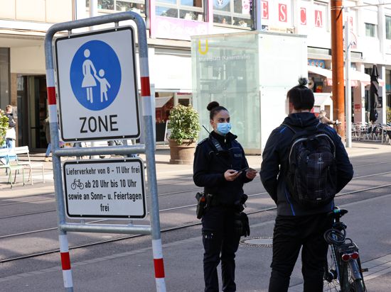 Eine Polizistin kontrolliert einen Fahrradfahrer auf der Kaiserstraße