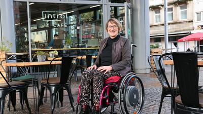 Am 9.11.2022  sitzt Karlsruhes Botschafterin für Barrierefreiheit Dorothee Liebing vor dem Café Intro am Kronenplatz in ihrem Rollstuhl. 