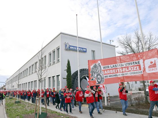 Rund 300 Michelin-Beschäftigte zogen am Montag vor den Haupteingang des Karlsruher Reifenwerks, um für den Erhalt des Standorts zu protestieren.