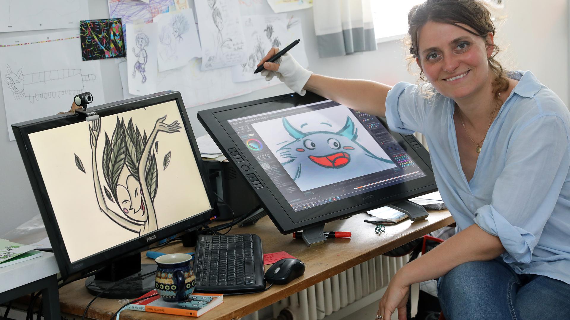 Eine Frau vor einem PC mit Zeichenstift