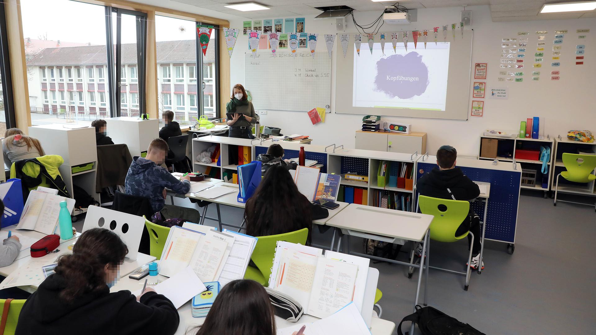 Schüler sitzen in der Drais-Gemeinschaftsschule in Karlsruhe im Unterricht