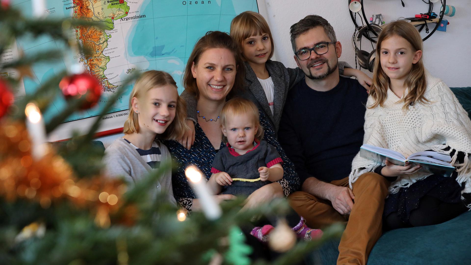 Intensivpfleger Billy Schwibbe mit seiner Frau Sonja und den gemeinsamen vier Töchtern