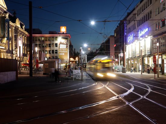 eine Straßenbahn fährt nachts auf den Europaplatz in Karlsruhe