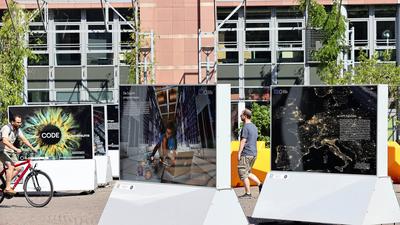  Ausstellung " Teilchenphysik" auf dem Kronenplatz
