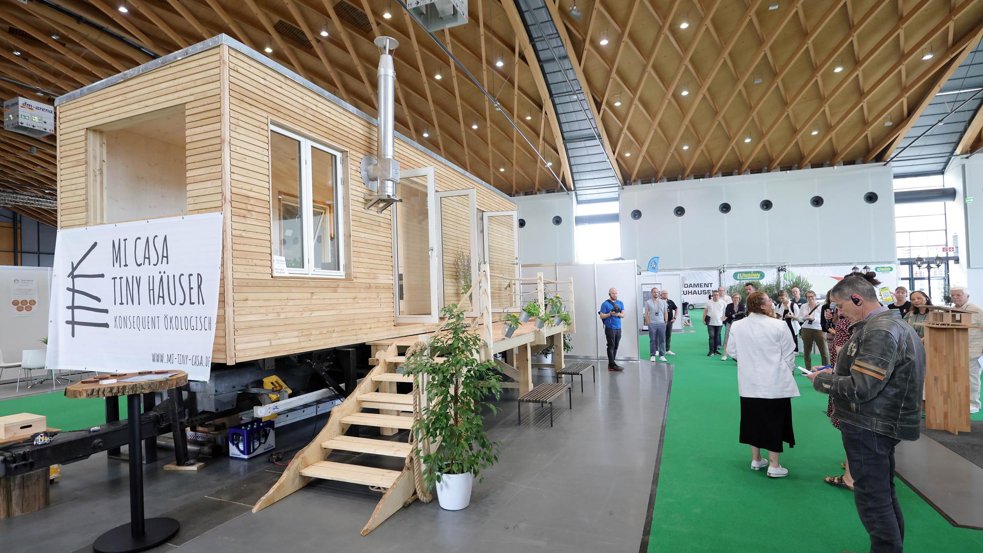 Das Tiny House des Philippsburger Unternehmens Mi Casa zeigt in der dm-Arena der Messe Karlsruhe, wie ökologisches Bauen mit Lehmputz und Holz aus dem Schwarzwald funktioniert und auf vier Räder gebracht werden kann.
