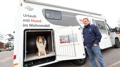 Hat sich spezialisiert: Axel Schlehuber – hier mit seinem Hund Dino – vermietet hundegerechte Wohnmobile. Corona hat das Geschäft ausgebremst, viele Kunden verschoben ihre Buchungen.