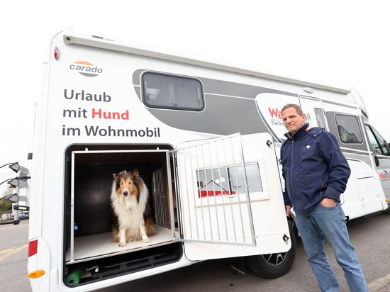 Hat sich spezialisiert: Axel Schlehuber – hier mit seinem Hund Dino – vermietet hundegerechte Wohnmobile. Corona hat das Geschäft ausgebremst, viele Kunden verschoben ihre Buchungen.