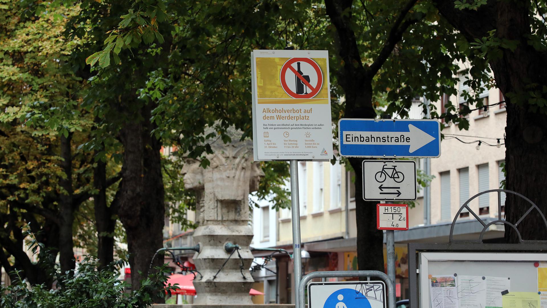Schild weist auf Alkoholverbot auf dem Werderplatz in der Südstadt hin.   