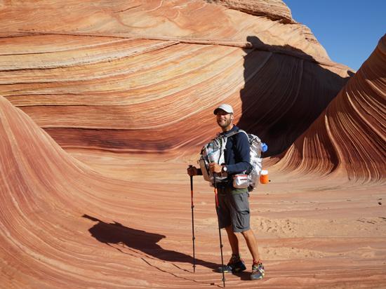 Mann mit Wanderausrüstung in der Wüste