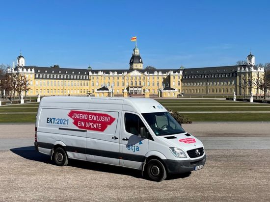 Der Filmbus des Stadtjugendausschusses (Stja) Karlsruhe steht bei den Europäischen Kulturtagen 2021 vor dem Schloss Karlsruhe.