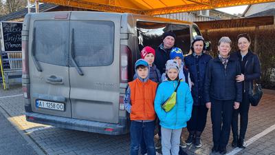 Freunde in der Fremde: Irina Rahn (rechts) begrüßt in Karlsruhe eine befreundete Familie aus Kiew, die dem Krieg entflohen ist und nun eine erste Bleibe im Badischen gefunden hat. 