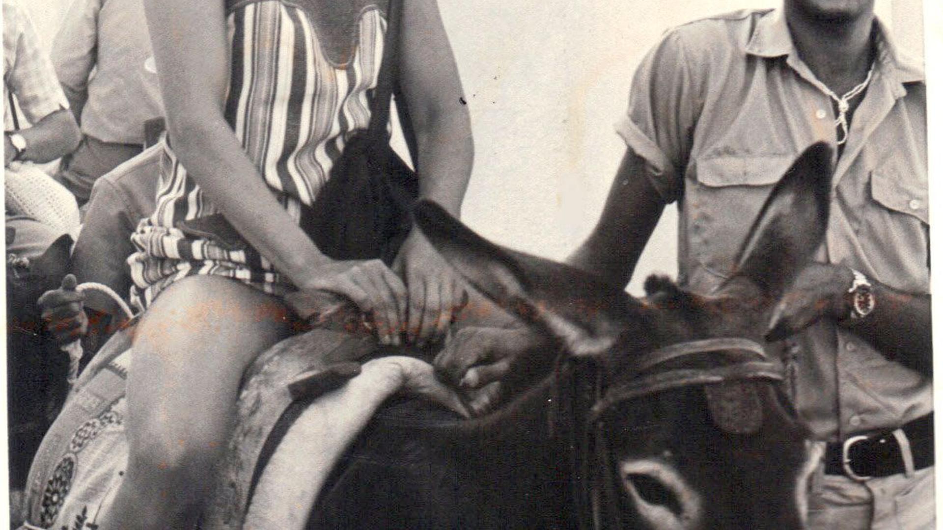 Gruppenbild mit Esel und Treiber: Inge Kress auf ihrem Reittier während des Griechenlandurlaubes im Jahr 1967. 