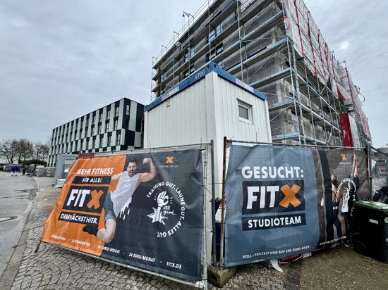 FitX-Ankündigung an Baustellenzaun