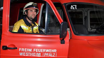 Steffen Andres, seit knapp sechs Jahren der Wehrleiter der Verbandsgemeinde Lingenfeld mit sechs Ortsteilen und sechs Feuerwehren, steht einsatzbereit für den Fall eines Falles zur Verfügung.