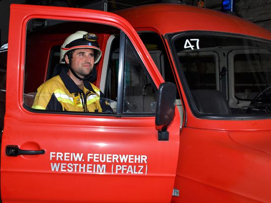 Steffen Andres, seit knapp sechs Jahren der Wehrleiter der Verbandsgemeinde Lingenfeld mit sechs Ortsteilen und sechs Feuerwehren, steht einsatzbereit für den Fall eines Falles zur Verfügung.