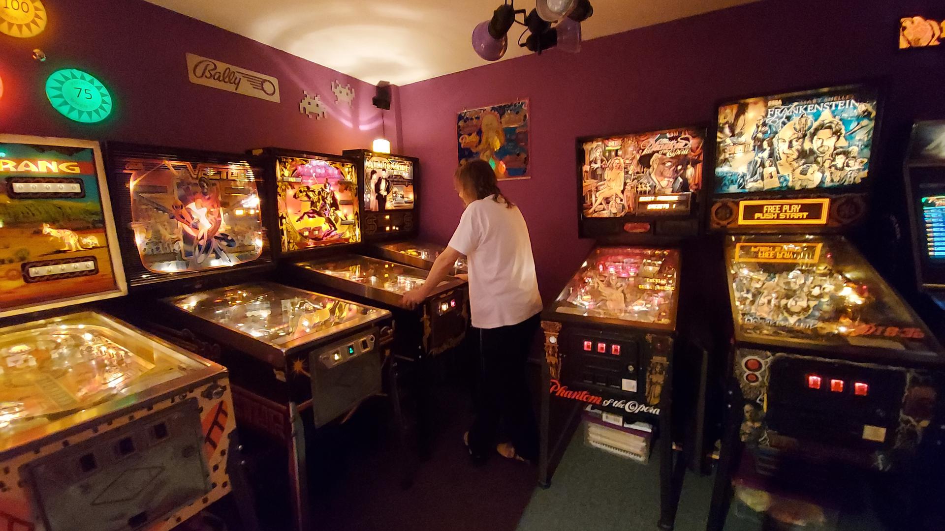 Rückzug: In seinem privaten Gameroom und in seinem Geschäft hat „Pinhead“ Jürgen Reichling vom Verein RetroGames zirka 30 Flipperautomaten stehen.