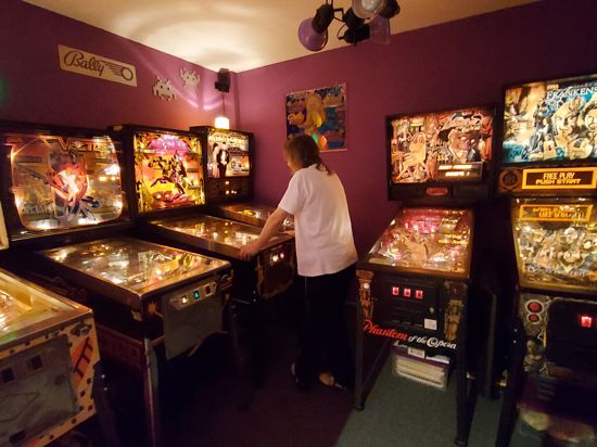 Rückzug: In seinem privaten Gameroom und in seinem Geschäft hat „Pinhead“ Jürgen Reichling vom Verein RetroGames zirka 30 Flipperautomaten stehen.
