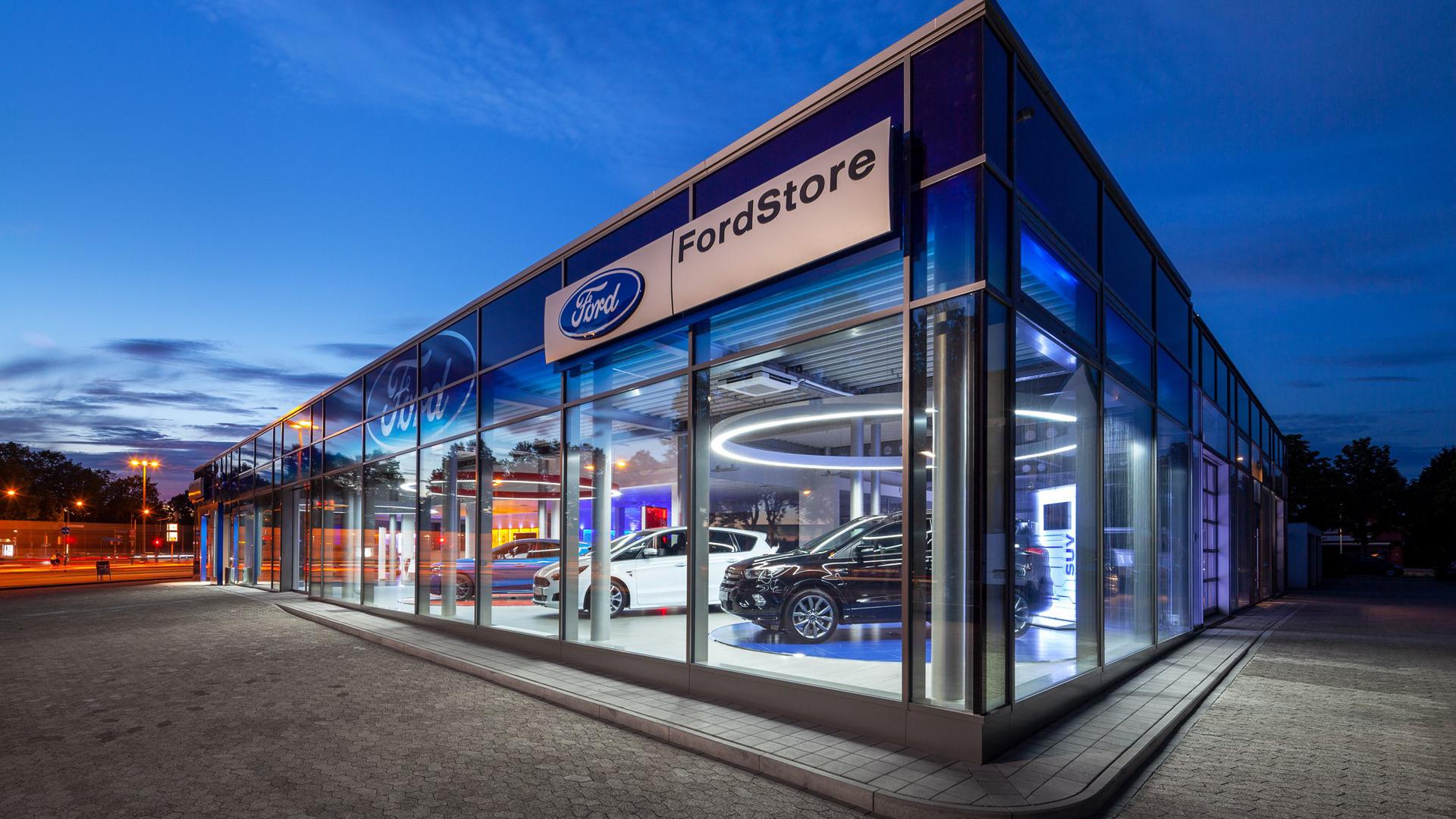 Ein echter Hingucker ist der neue FordStore in der Rheinstraße 108. Die Kundenanliegen können, dank der Umbaumaßnahmen nun noch schneller bearbeitet werden.