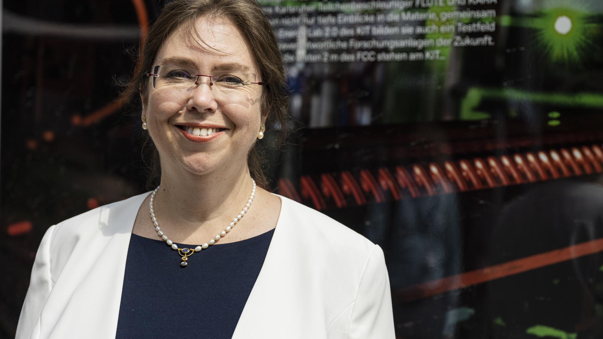 Die Physikerin Anke-Susanne Müller leitet das Institut für Beschleunigerphysik und Technologie des KIT und beschäftigt sich mit der Frage, wie sich Teilchenbeschleuniger effizienter und energiesparender betreiben lassen. 