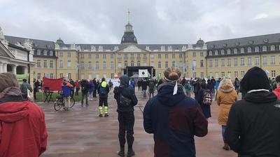 Klimaschutzaktivisten von Fridays for Future versammeln sich vor dem Karlsruher Schloss. 
