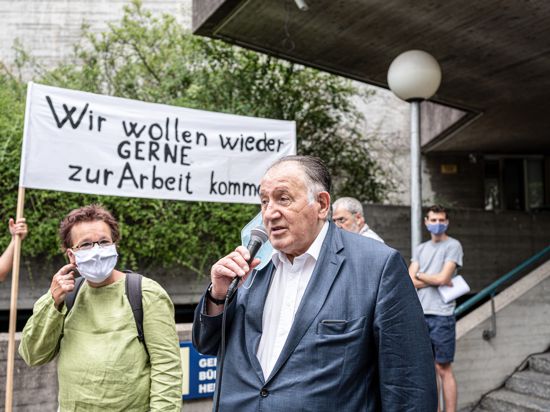 Peter Weibel, ZKM (Zentrum Fr Kunst und Medien Karlsruhe und Britta Velhagen (Tollhaus) sprechen vor dem Badischen Staatstheater zu den Demonstranten.