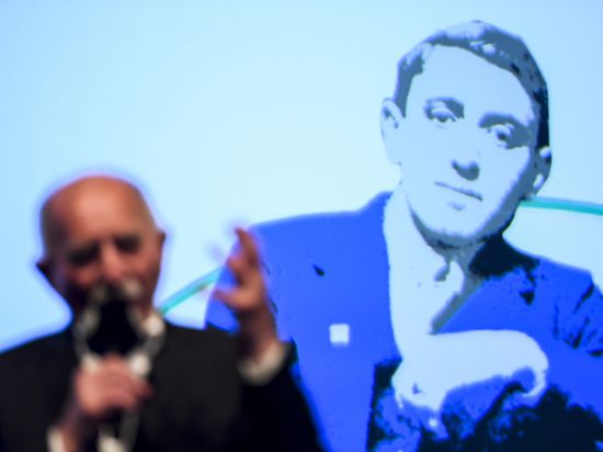 Julius Hirsch im Hintergrund auf einer Leinwand während der Laudation von Werner Hansch im Oktober 2017.

