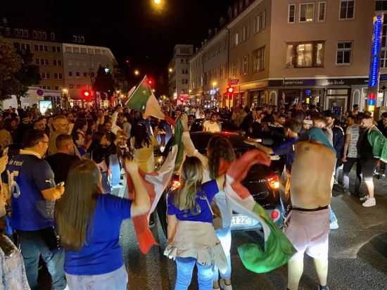 Ungezügelte Freude auch in Karlsruhe: Nach dem EM-Sieg Italiens über England gab es einen Autokorso durch die Innenstadt.