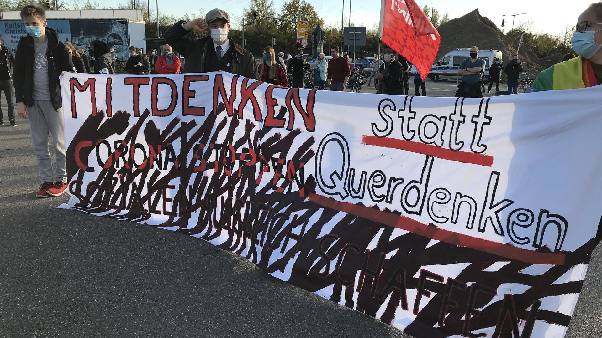 Unter dem Motto „Mitdenken statt Querdenken“ kamen 130 Gegendemonstranten zusammen.