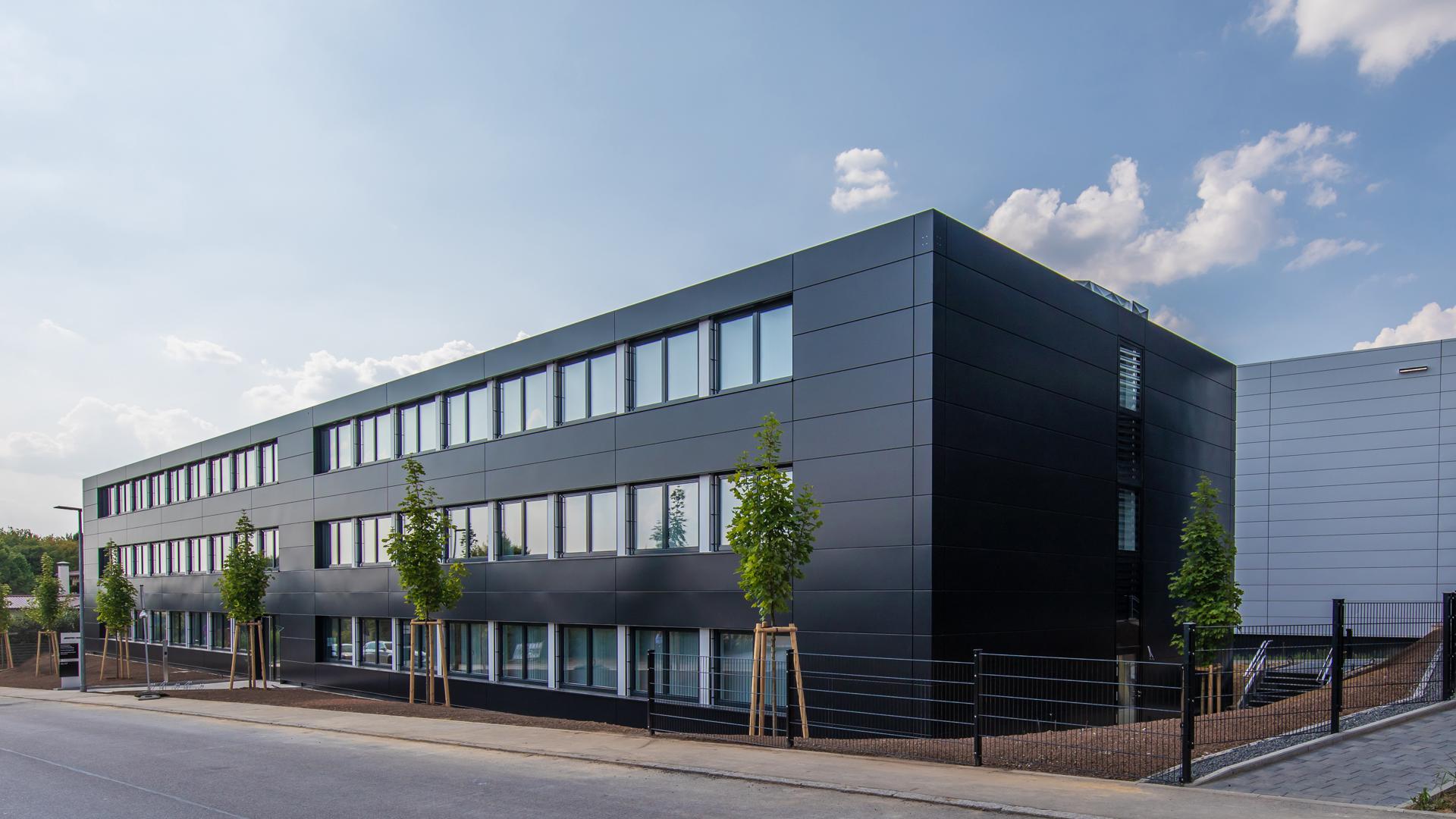Für die Mercedes AMG GmbH realisierte Grinbold-Jodag in Affalterbach eine moderne, dreigeschossige Büroanlage, die den höchsten Ansprüchen an eine moderne Arbeitsumgebung entspricht.