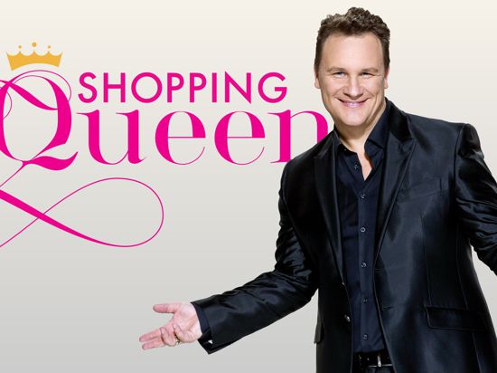 Guido Maria Kretschmer schickt jede Woche fünf sehr unterschiedliche Kandidatinnen (manchmal auch Männer) in den Kampf um die Shopping Queen Krone.